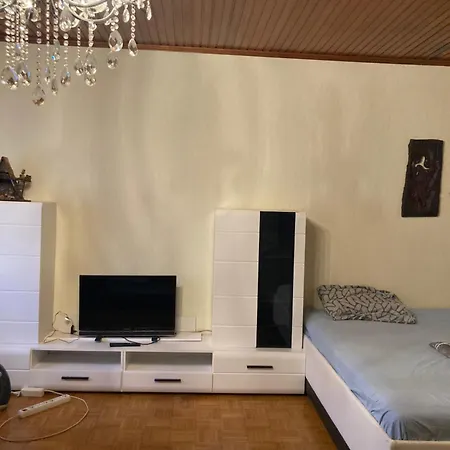 100 M Zwei Schlafzimmer Bad Eigenes Badezimmer Erdgeschoss Parkplatz Rum i privatbostad *