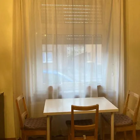 100 M Zwei Schlafzimmer Bad Eigenes Badezimmer Erdgeschoss Parkplatz Rum i privatbostad