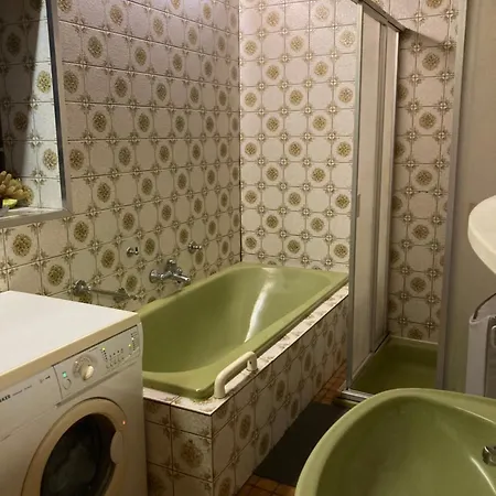 Rum i privatbostad 100 M Zwei Schlafzimmer Bad Eigenes Badezimmer Erdgeschoss Parkplatz *