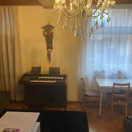 100 M Zwei Schlafzimmer Bad Eigenes Badezimmer Erdgeschoss Parkplatz *