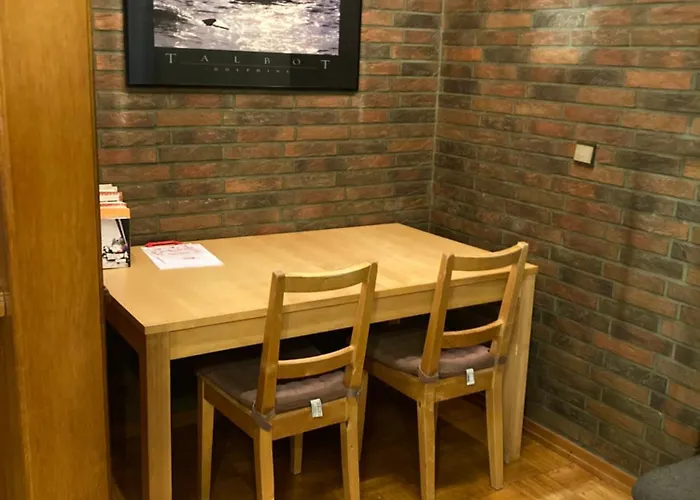 Grosse 100 M Zwei Schlafzimmer Kueche Internet Essbereich Waschmaschine Spuelmaschine Eigenes Badezimmer *