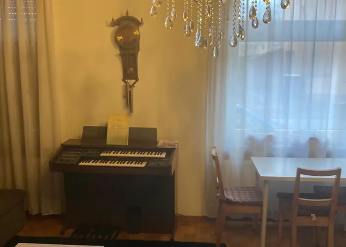 Grosse 100 M Zwei Schlafzimmer Kueche Internet Essbereich Waschmaschine Spuelmaschine Eigenes Badezimmer *